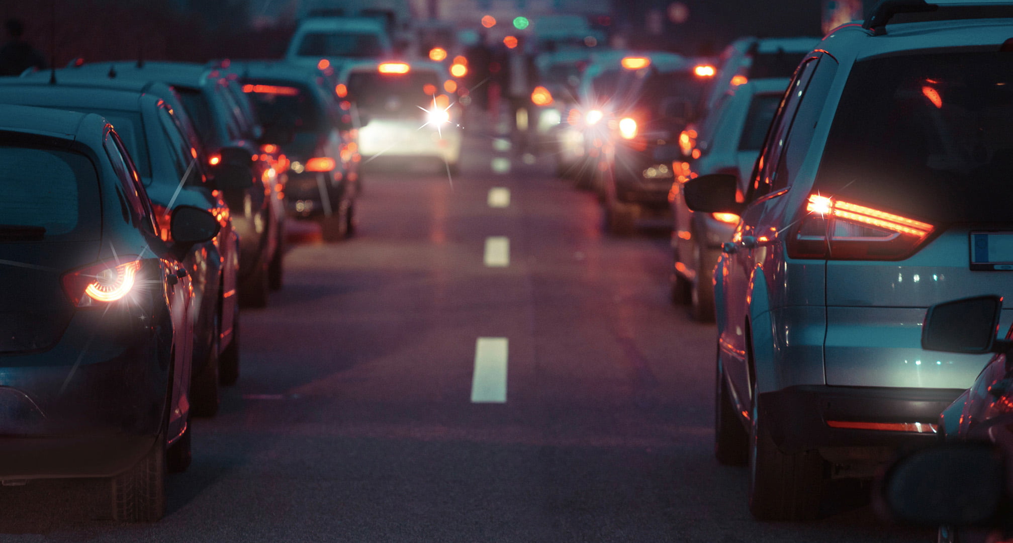 Padrão em forma de estrela vindo do centro das luzes traseiras do carro à noite causado por astigmatismo (esquerda). Luzes traseiras de carro nítidas à noite vistas por um olho normal (direita)