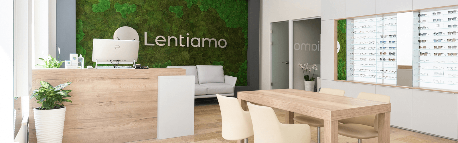 ótica moderna com expositor de óculos e parede de musgo verde