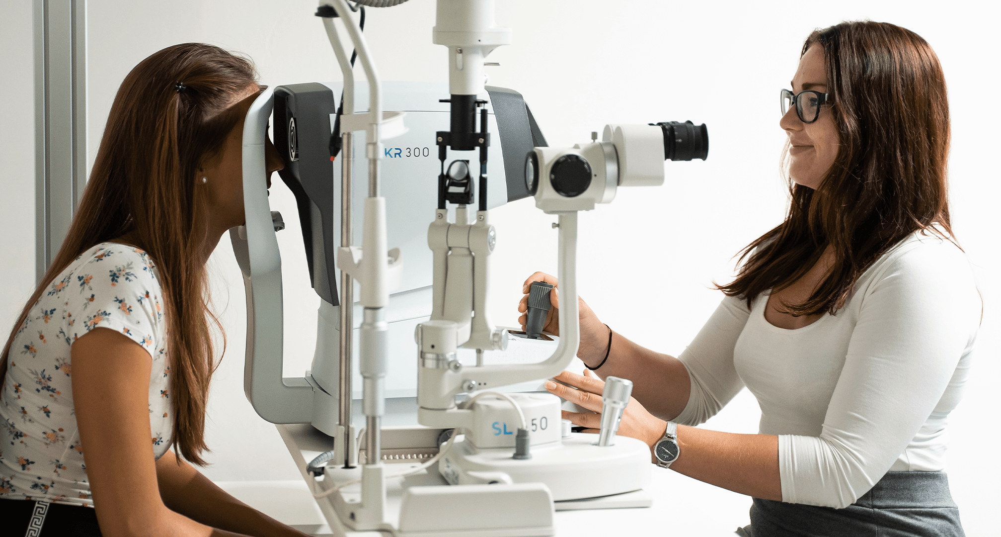 optometrista a realizar um exame ocular a um paciente