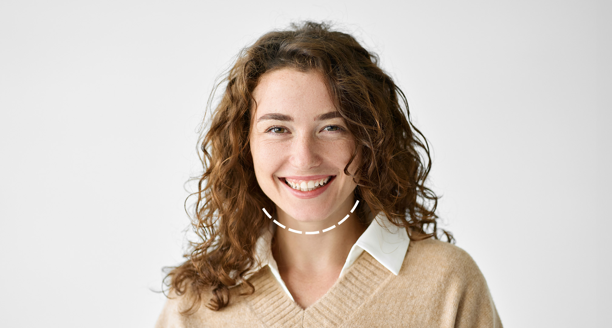 contorno em torno de um rosto redondo em fundo neutro