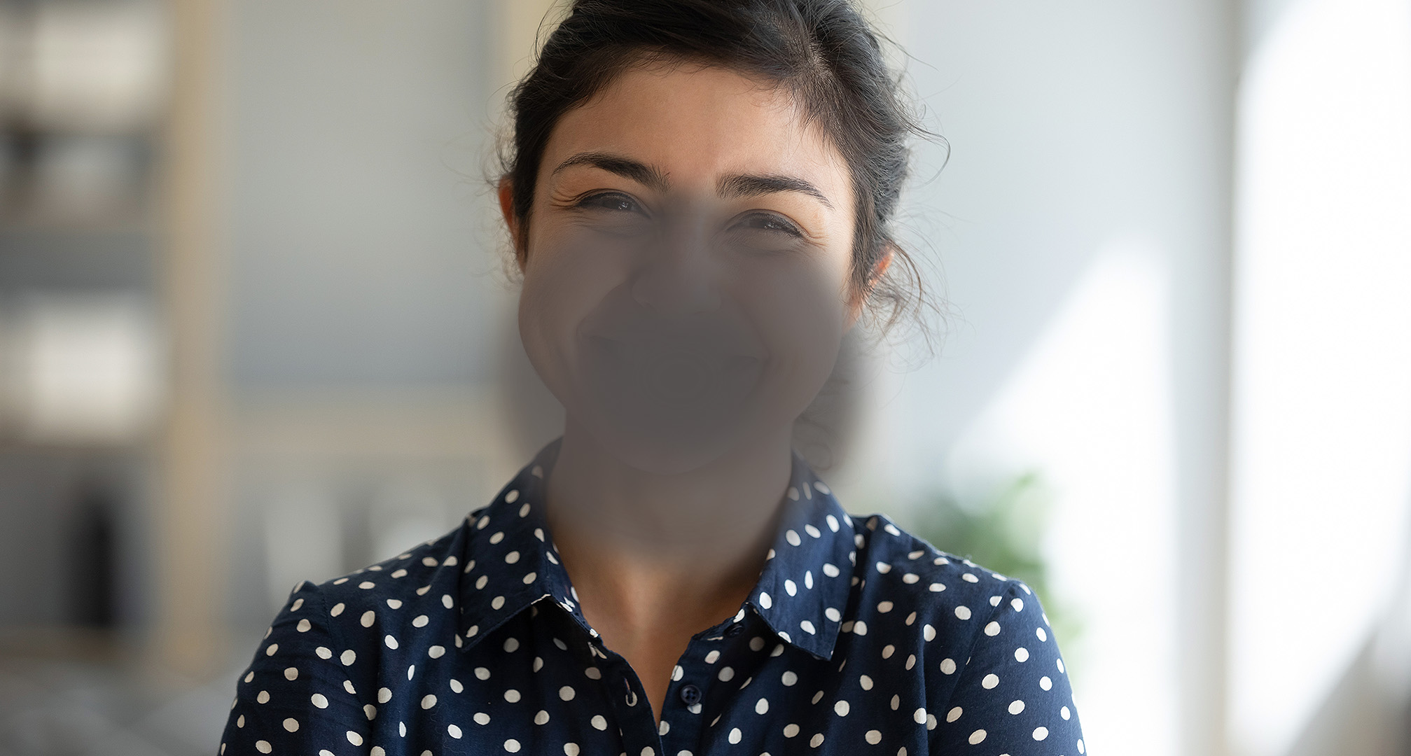 A degeneração macular não apresenta sinais externos reveladores como outras doenças oculares. No entanto, pode afetar profundamente a visão, como o aparecimento de pontos em branco na visão central.