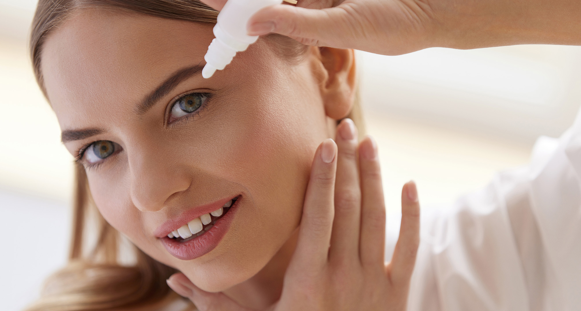 pessoa a aplicar gotas para os olhos