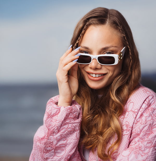 Jovem com óculos de sol retangulares brancos