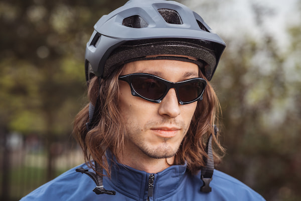 Jovem com óculos de sol desportivos de estilo futurista