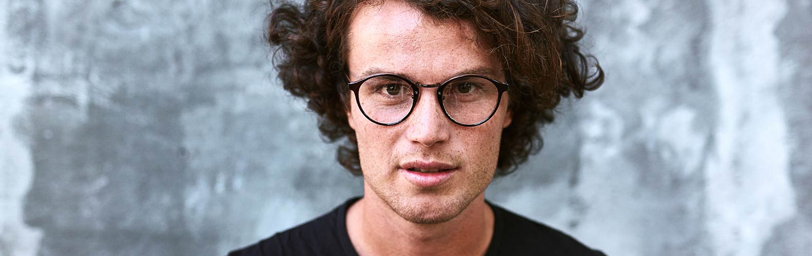 pessoa com óculos riscados