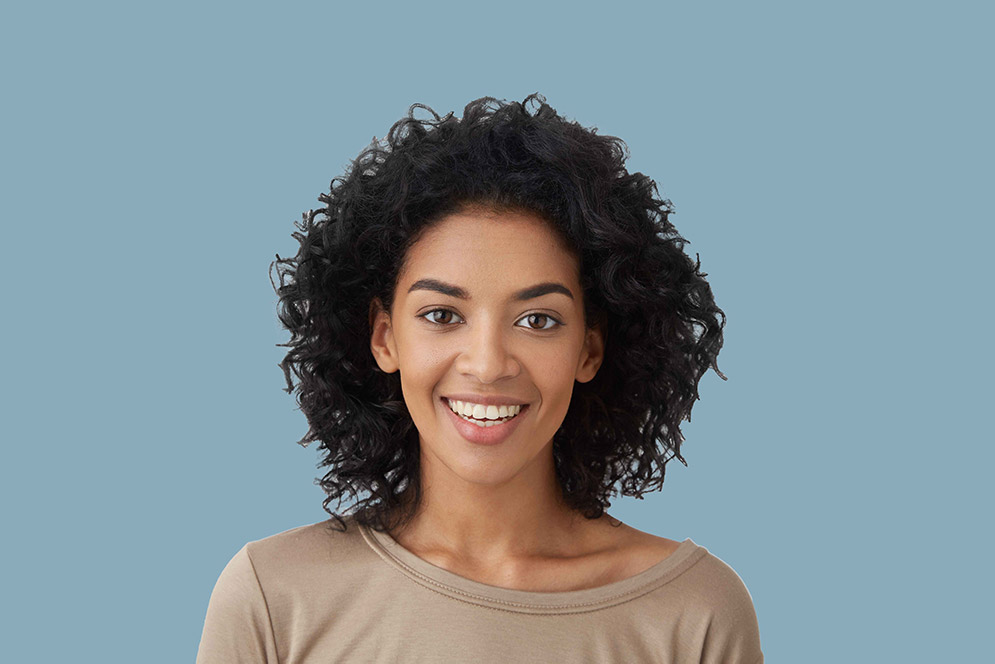 Cabelo preto e óculos de sol