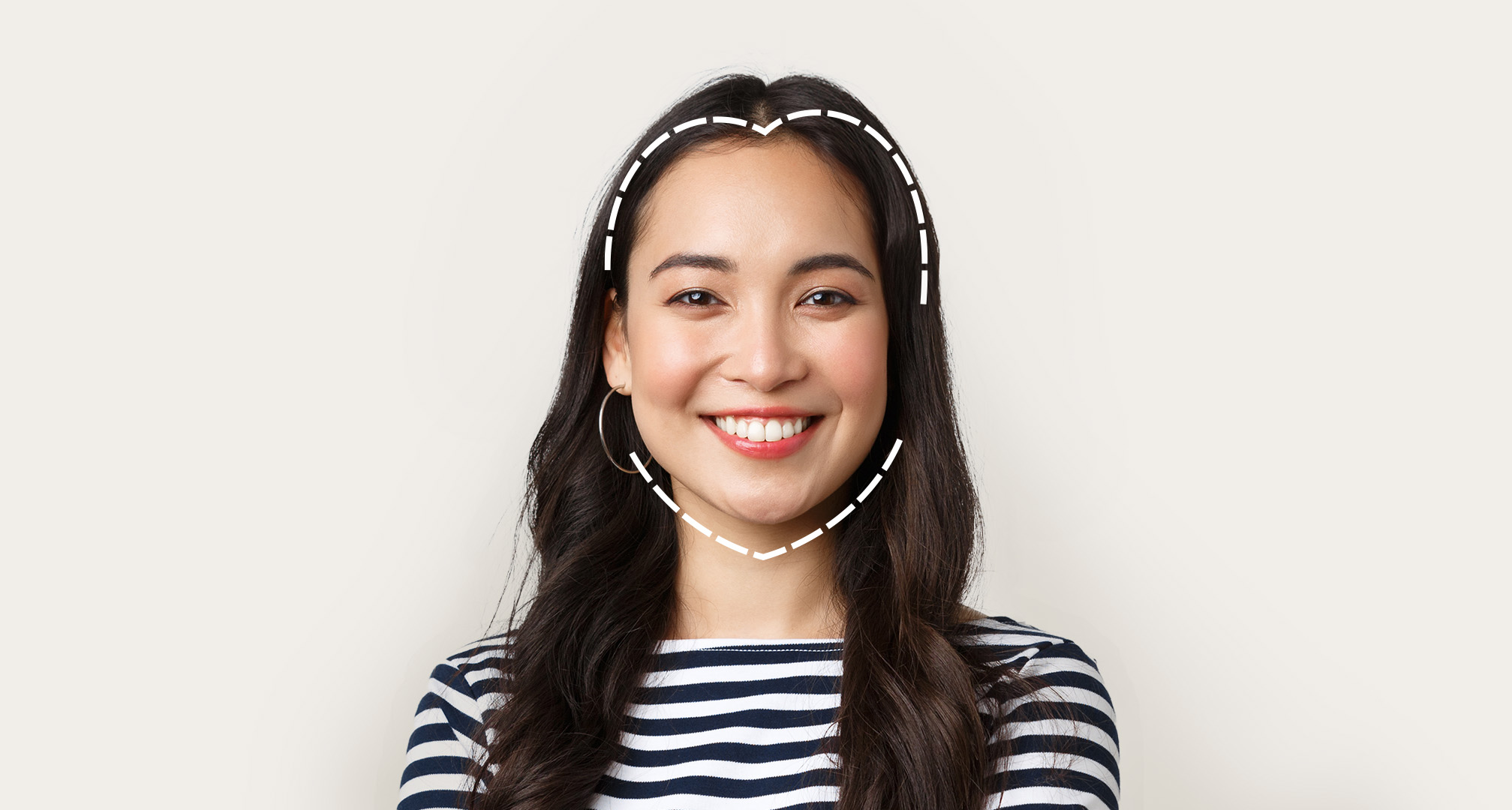 contorno pontilhado de um coração à volta de um rosto sorridente para ilustrar a forma do rosto