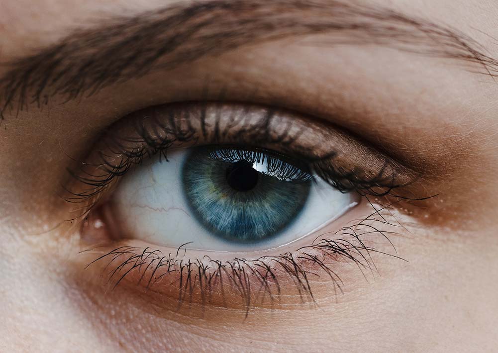 Olhos azuis e óculos de sol