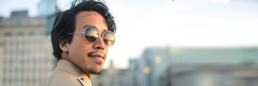 foto focada de uma pessoa com óculos de sol