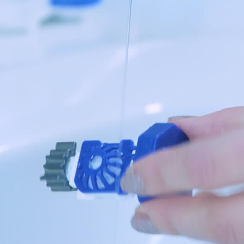 Enxaguar as lentes nas cestas com solução de peróxido