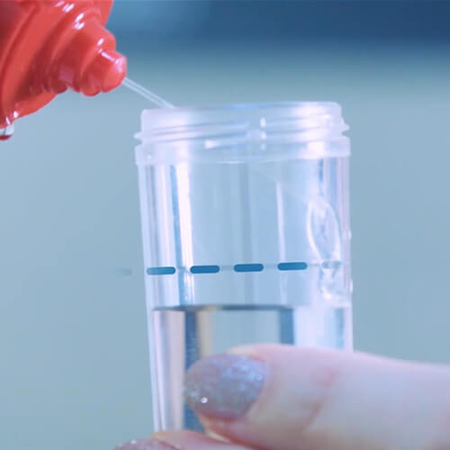 Caixa cheia de líquido de peróxido até à linha