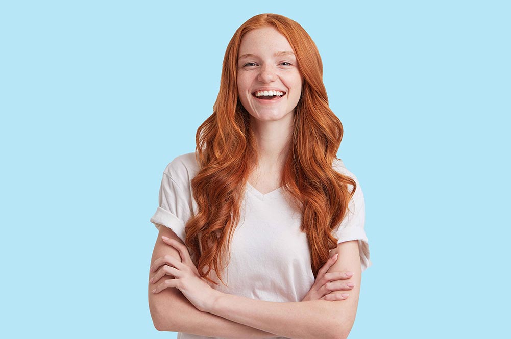 Cabelo vermelho e óculos de sol