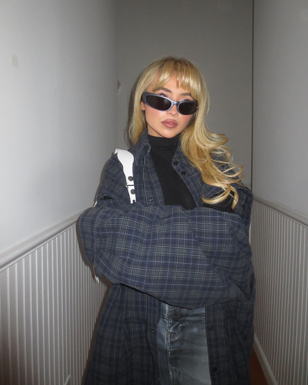 jennifer lopez óculos de sol com escudo vermelho