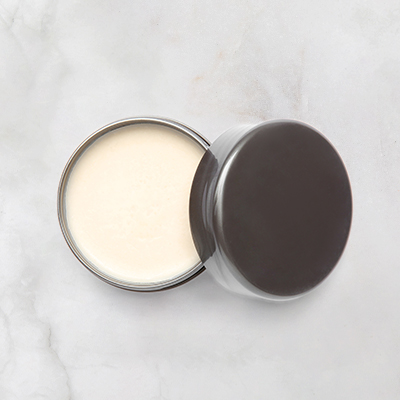 lata de cera branca sobre fundo neutro