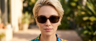 Ray-Ban RB4068 642/57 60 Modelo feminino de frente